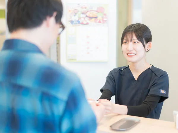 歯科衛生士が患者さんとカウンセリングしている様子