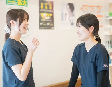 歯科衛生士どうしが笑顔で話している様子