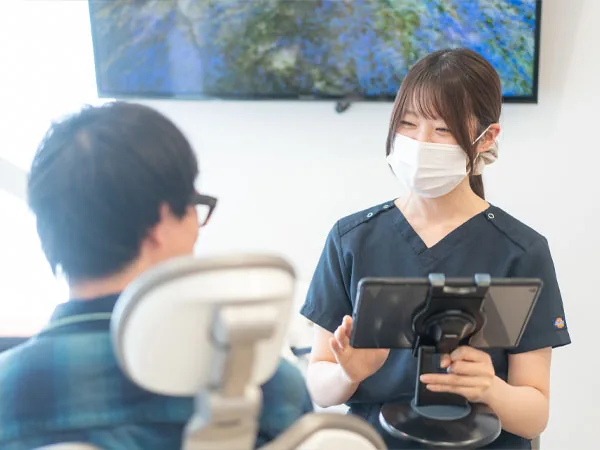 歯科衛生士が患者さんに説明している様子