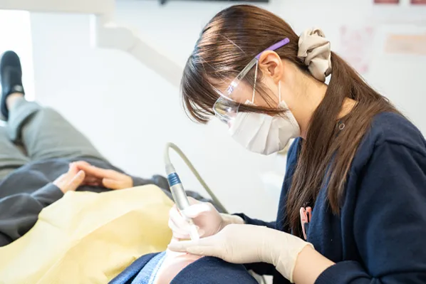 歯科衛生士が処置をしている様子